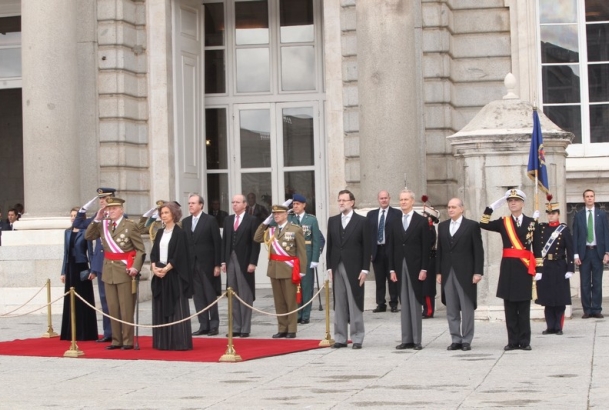 Sus Majestades los Reyes, acompañados de los Príncipes de Asturias, el presidente del Gobierno, los ministros de Defensa e Interior y resto de autorid